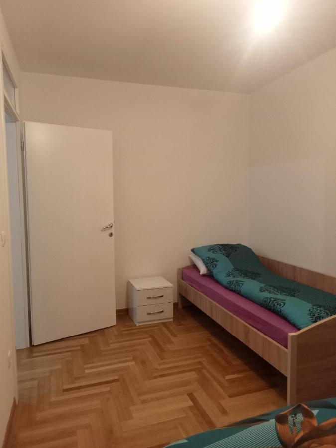 Rooms Near The Airport Сараево Экстерьер фото