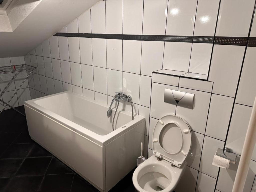 Rooms Near The Airport Сараево Экстерьер фото