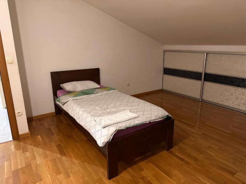 Rooms Near The Airport Сараево Экстерьер фото